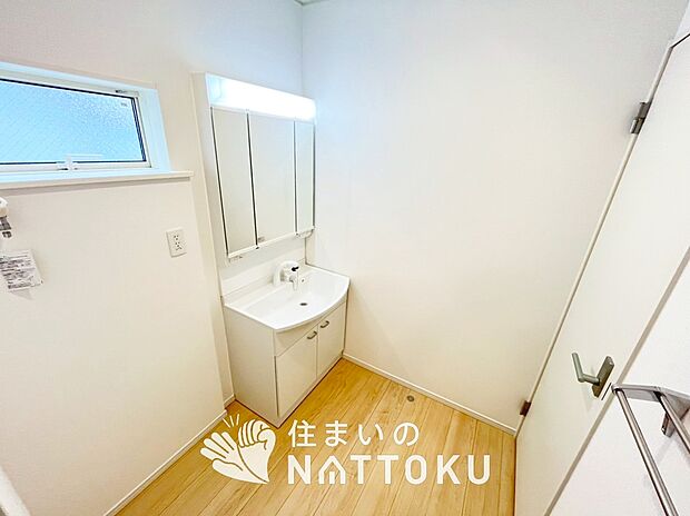 【洗面台・洗面所】鏡の両サイドは、必要なものを取出しやすく、大きな鏡面で朝の準備も快適。
使いやすいリフトアップ機能付きのシングルレバーシャワー水栓付です。
