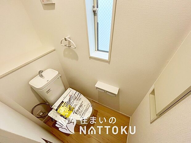 【トイレ】汚れてもサッとひと拭きでお手入れ簡単、エコ仕様の温水洗浄便座付きのトイレです。
バリアフリーにも配慮しています。
