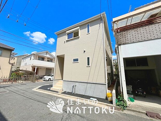 【現地写真（外観）】雨で汚れを落とし、耐久性・耐候性に優れた外壁を使用しています。