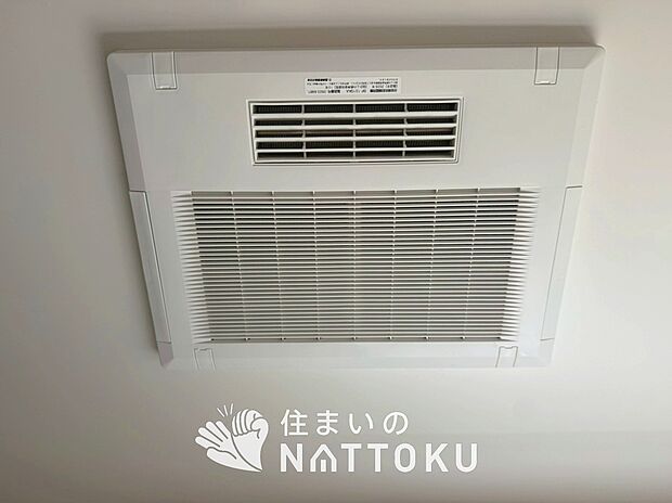 【電気式浴室暖房換気乾燥機】寒い冬場はあたたかく、暑い夏場は扇風機のような心地よさです。
雨の日は、浴室が衣類乾燥スペースになります。
