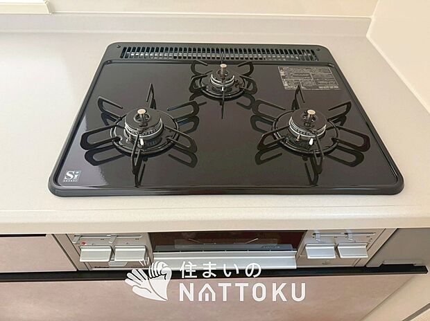 【ビルトインコンロ】フラットな構造で清掃性が高く、過熱防止センサー付３口タイプで日頃の家事も快適です。