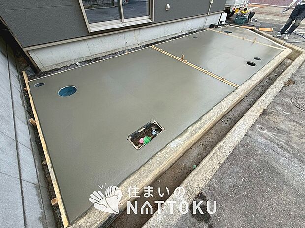 【現地写真（駐車場）】駐車スペースが広く、運転が苦手な方も安心です。
