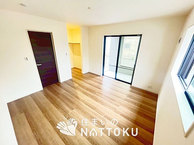 【現地写真（寝室）】木目の美しさを際立たせるシンプルデザインの建具を使用しています。