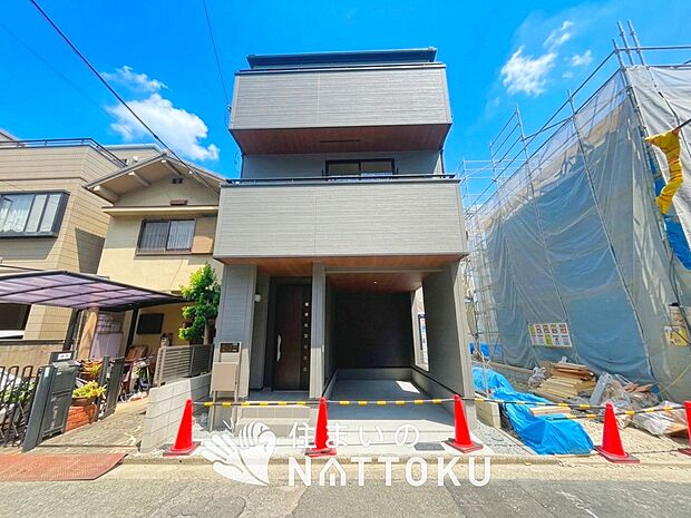 【現地写真（外観）【２号地】】軽くて火災に強い屋根材を採用し、地震時の建物への負担や揺れを軽減しています。