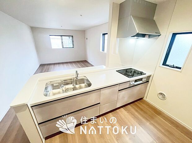 【現地写真（キッチン）】収納たっぷりのシステムキッチン、浄水器付水栓を標準装備しています。
