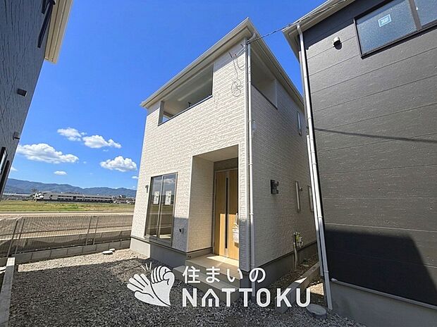 【現地写真（外観）【３号地】】軽くて火災に強い屋根材を採用し、地震時の建物への負担や揺れを軽減しています。
