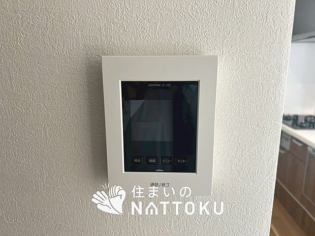 【TVモニター付インターホン】来訪者を画像と音声で確認できる、防犯性に優れた安心のシステム。
スッキリしたデザインで、誰でも簡単に操作できます。