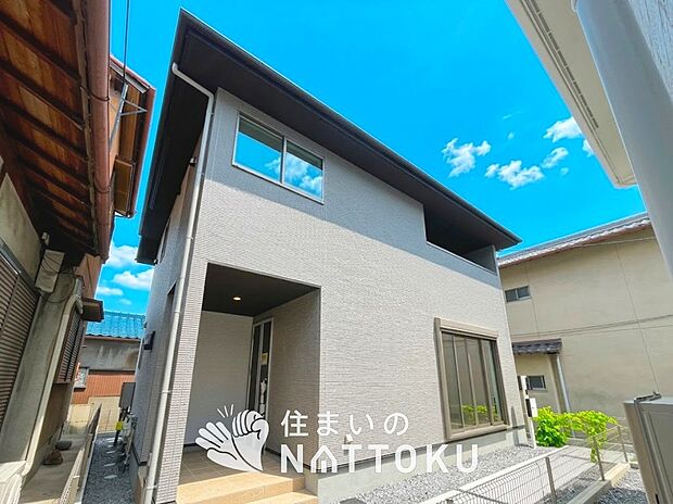 【現地写真（外観）【１号地】】軽くて火災に強い屋根材を採用し、地震時の建物への負担や揺れを軽減しています。