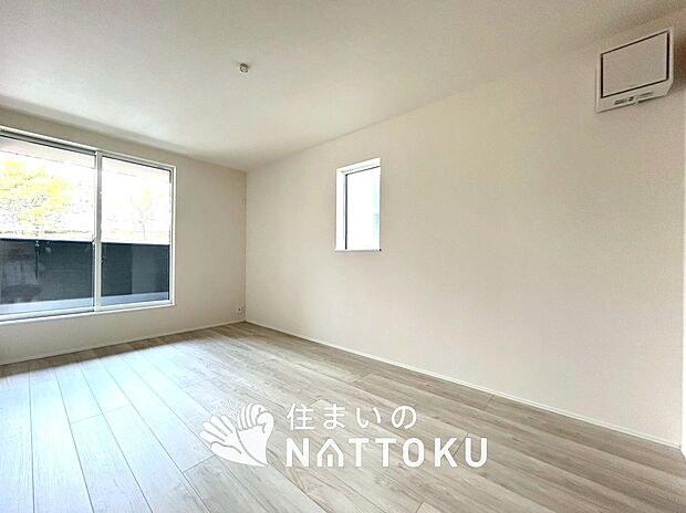【現地写真（寝室）】木目の美しさを際立たせるシンプルデザインの建具を使用しています。