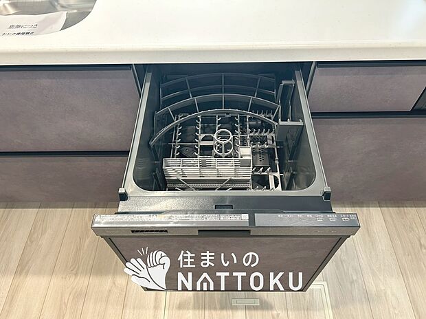 【食器洗い乾燥機】食後の時間にゆとりを与えてくれる食器洗い乾燥機。
操作ボタンも上面にあるので、腰をかがめずに操作ができラクラクです。
