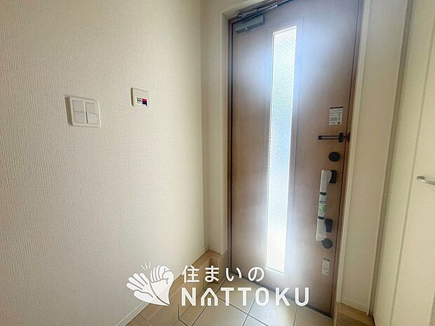 【現地写真（玄関）】玄関には、大型のシューズ収納を設置しています。