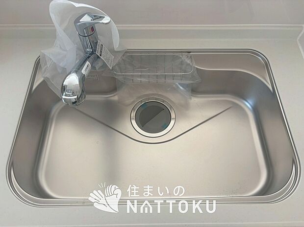 【浄水器内臓ハンドシャワー付シンク】広々とした凸型シンクに洗剤ポケットを標準装備。すっきり収納できます。
また、蛇口の先端に浄水器を内蔵しているため場所をとりません。
