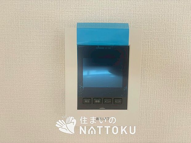 【TVモニター付インターホン】手放し通話ができ、送話表示灯で送話・受話状態が確認できます。
映像と音声で玄関先の様子をチェックできるモニター機能や、夜間の訪問者の顔も確認できるLEDライトを装備しています。