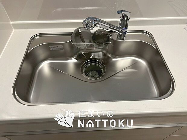 【浄水器内臓ハンドシャワー付シンク】広々とした凸型シンクに洗剤ポケットを標準装備。すっきり収納できます。
また、蛇口の先端に浄水器を内蔵しているため場所をとりません。