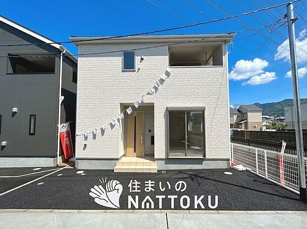 【現地写真(外観)【3号地】】軽くて火災に強い屋根材を採用し、地震時の建物への負担や揺れを軽減しています。