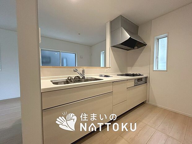 【現地写真(キッチン)】収納たっぷりのシステムキッチン、浄水器付水栓を標準装備しています。