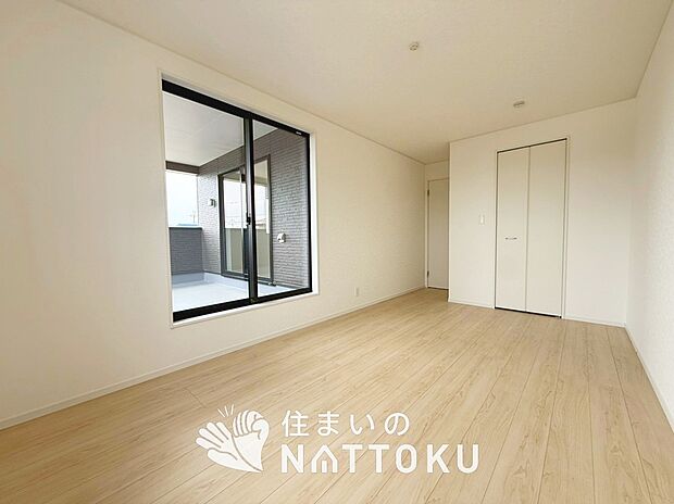 【現地写真（寝室）】木目の美しさを際立たせるシンプルデザインの建具を使用しています。