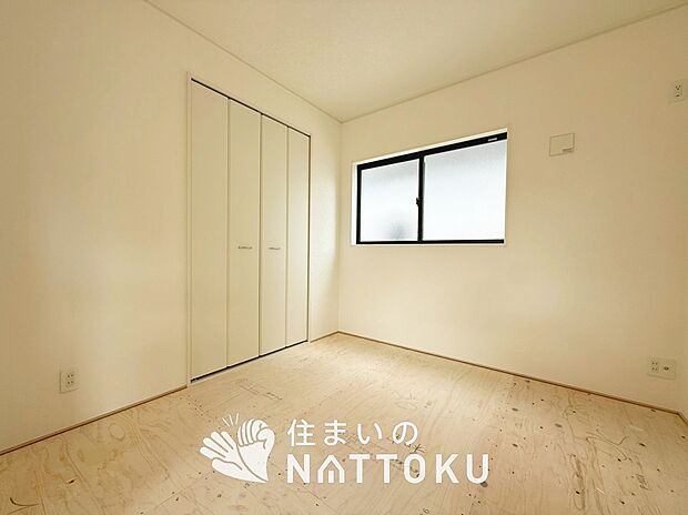 【現地写真（洋室）】木目の美しさを際立たせるシンプルデザインの建具を使用しています。