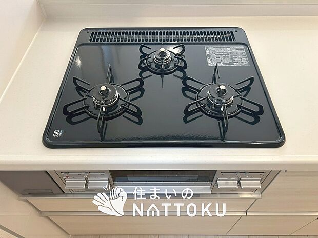 【ビルトインコンロ】フラットな構造で清掃性が高く、過熱防止センサー付３口タイプで日頃の家事も快適です。
