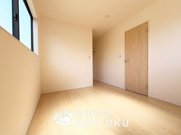 【現地写真（洋室）】木目の美しさを際立たせるシンプルデザインの建具を使用しています。