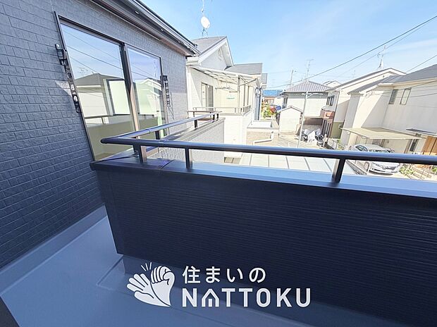 【バルコニー】奥行きが広く、洗濯物をゆったりと干せる十分な広さで、家族の洗濯も捗ります。