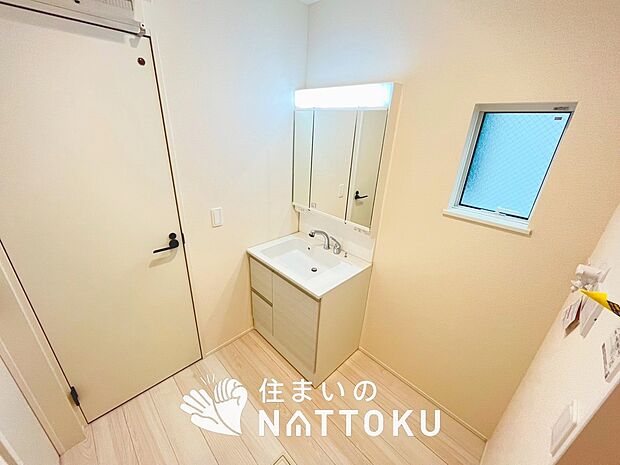 【洗面台・洗面所】鏡の両サイドは、必要なものを取出しやすく、大きな鏡面で朝の準備も快適。
使いやすいリフトアップ機能付きのシングルレバーシャワー水栓付です。
