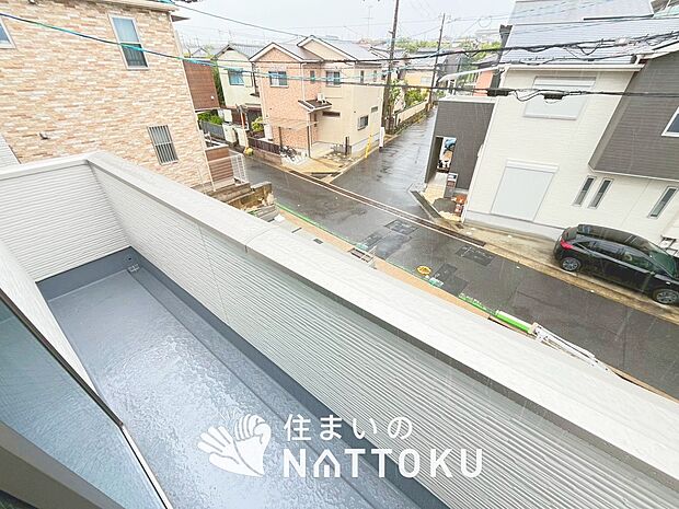 【バルコニー】奥行きが広く、洗濯物をゆったりと干せる十分な広さで、家族の洗濯も捗ります。
