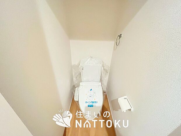 【トイレ】汚れてもサッとひと拭きでお手入れ簡単、エコ仕様の温水洗浄便座付きのトイレです。
バリアフリーにも配慮しています。