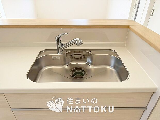 【浄水器内臓ハンドシャワー付シンク】広々とした凸型シンクに洗剤ポケットを標準装備。すっきり収納できます。
また、蛇口の先端に浄水器を内蔵しているため場所をとりません。
