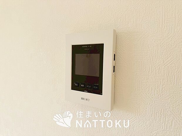 【TVモニター付インターホン】手放し通話ができ、送話表示灯で送話・受話状態が確認できます。
映像と音声で玄関先の様子をチェックできるモニター機能や、夜間の訪問者の顔も確認できるLEDライトを装備しています。
