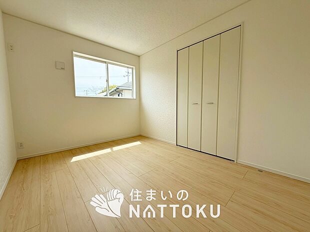 【現地写真（寝室）】木目の美しさを際立たせるシンプルデザインの建具を使用しています。