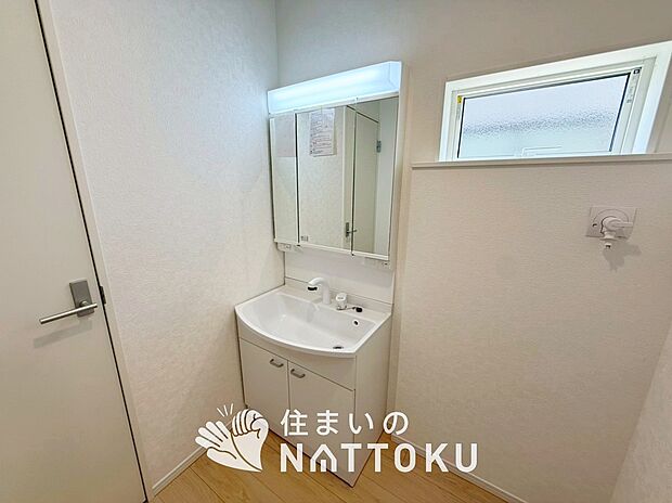 【洗面台・洗面所】鏡の両サイドは、必要なものを取出しやすく、大きな鏡面で朝の準備も快適。
使いやすいリフトアップ機能付きのシングルレバーシャワー水栓付です。
