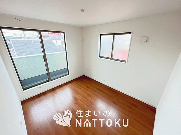 【現地写真（寝室）】木目の美しさを際立たせるシンプルデザインの建具を使用しています。