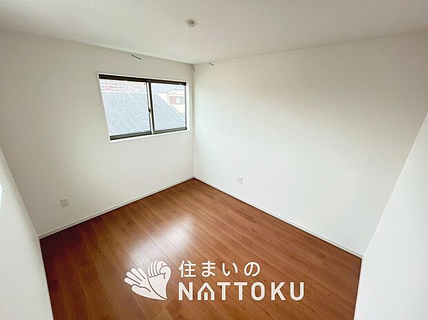 【現地写真（洋室）】木目の美しさを際立たせるシンプルデザインの建具を使用しています。
