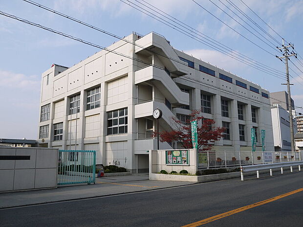 寝屋川市立第二中学校（約300m）