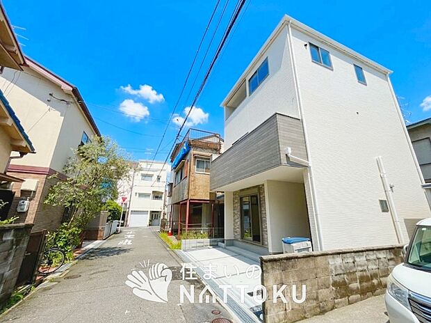 【現地写真（前道含む外観）】断熱性、気密性を高める工夫で一年中ずっと心地よく暮らせる、高気密・高断熱です。