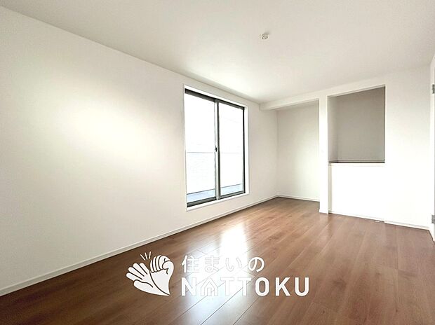【現地写真(寝室)】木目の美しさを際立たせるシンプルデザインの建具を使用しています。