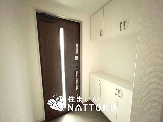 【現地写真(玄関)】玄関には、大型のシューズ収納を設置しています。