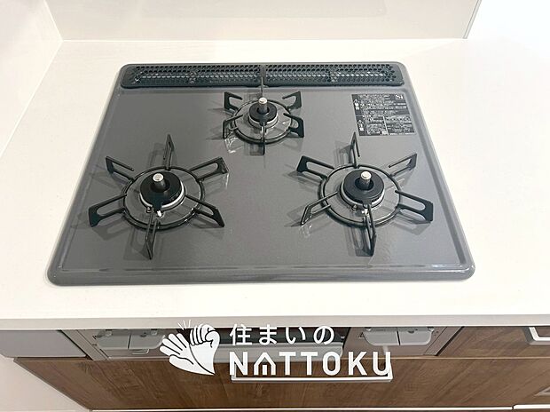 【ビルトインコンロ】フラットな構造で清掃性が高く、過熱防止センサー付3口タイプで日頃の家事も快適です。