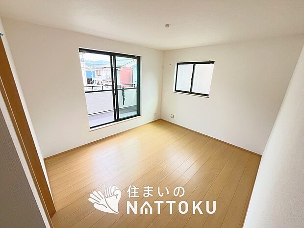 【現地写真（寝室）】木目の美しさを際立たせるシンプルデザインの建具を使用しています。