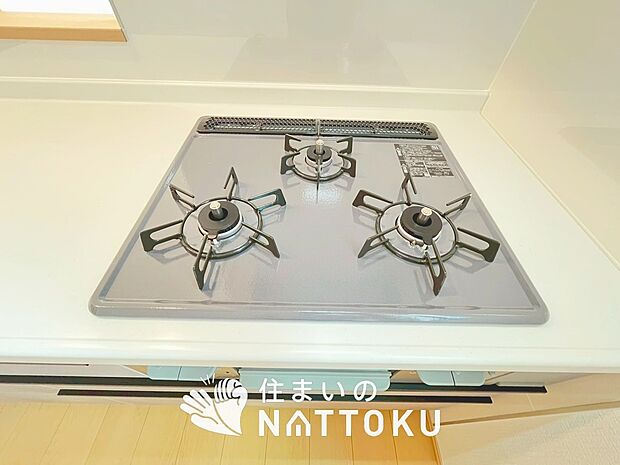 【ビルトインコンロ】フラットな構造で清掃性が高く、過熱防止センサー付３口タイプで日頃の家事も快適です。
