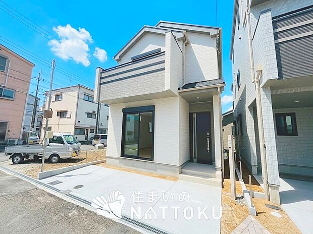 【現地写真（外観）【Ｂ号地】】軽くて火災に強い屋根材を採用し、地震時の建物への負担や揺れを軽減しています。