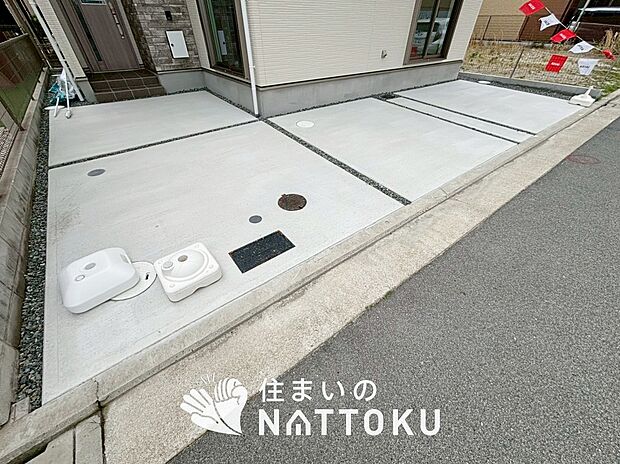 【現地写真(駐車場)】駐車スペースが広く、運転が苦手な方も安心です。