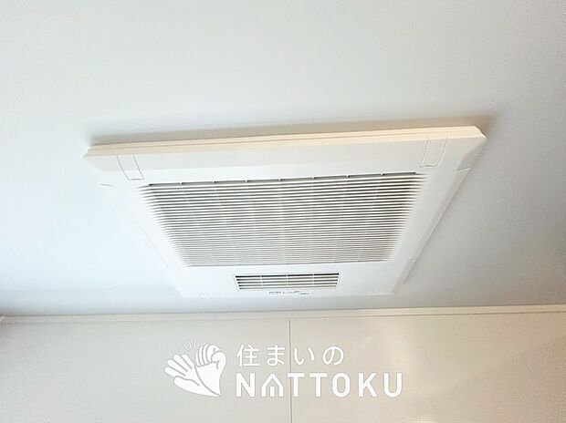 【電気式浴室暖房換気乾燥機】寒い冬場はあたたかく、暑い夏場は扇風機のような心地よさです。
雨の日は、浴室が衣類乾燥スペースになります。