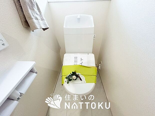 【トイレ】汚れてもサッとひと拭きでお手入れ簡単、エコ仕様の温水洗浄便座付きのトイレです。
バリアフリーにも配慮しています。