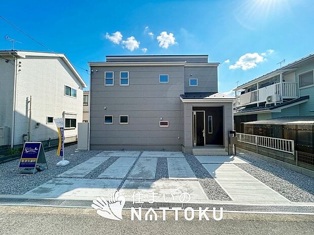 【現地写真(前道含む外観)】軽くて火災に強い屋根材を採用し、地震時の建物への負担や揺れを軽減しています。