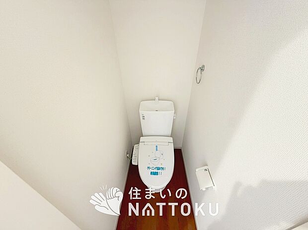【トイレ】汚れてもサッとひと拭きでお手入れ簡単、エコ仕様の温水洗浄便座付きのトイレです。
バリアフリーにも配慮しています。
