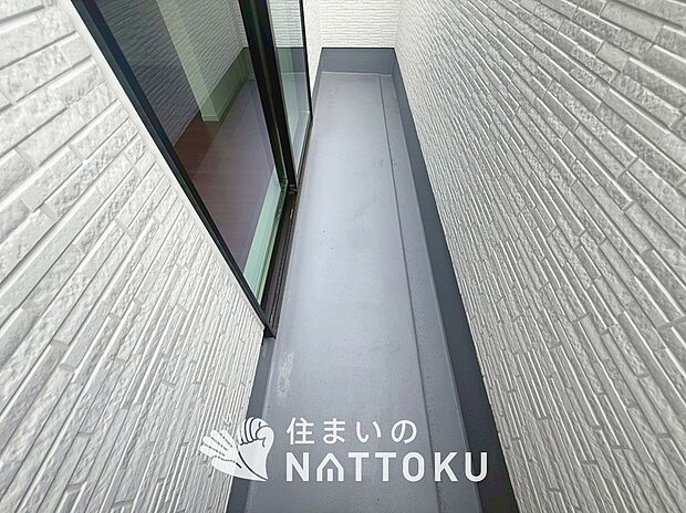 【バルコニー】奥行きが広く、洗濯物をゆったりと干せる十分な広さで、家族の洗濯も捗ります。
