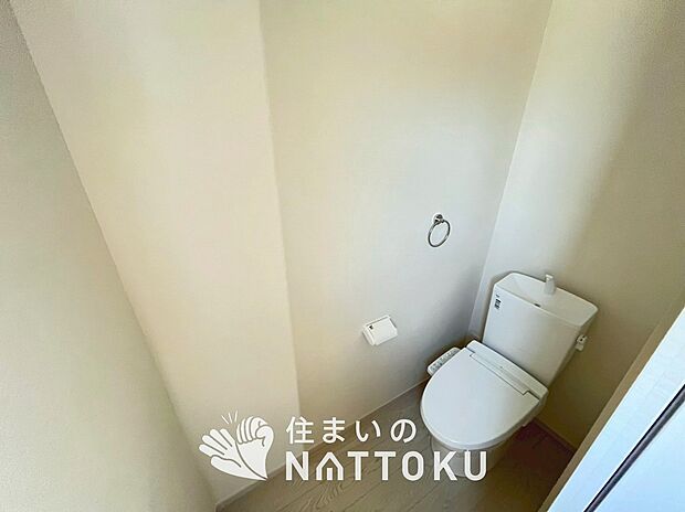 【トイレ】汚れてもサッとひと拭きでお手入れ簡単、エコ仕様の温水洗浄便座付きのトイレです。
バリアフリーにも配慮しています。
