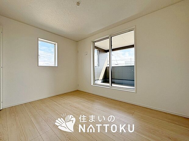 【現地写真（寝室）】木目の美しさを際立たせるシンプルデザインの建具を使用しています。